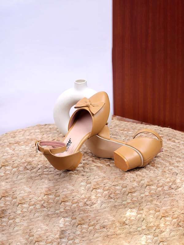 Girls top tan shoes