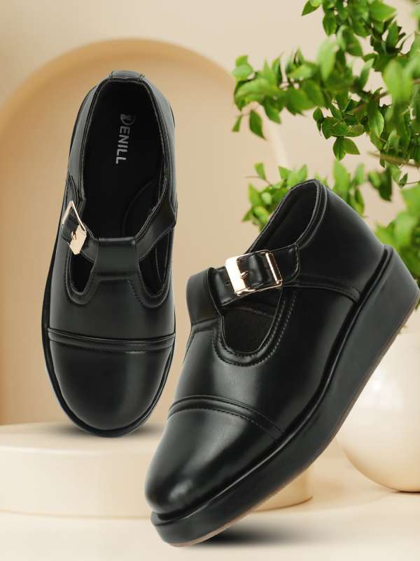 Nike hot sale buckle shoes