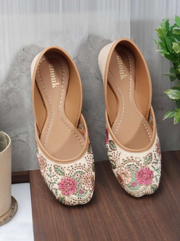 Flats Buy Womens Flats and Sandals Online in India Myntra