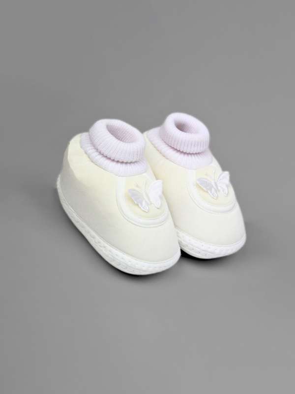 White shoes below 300 rupees top