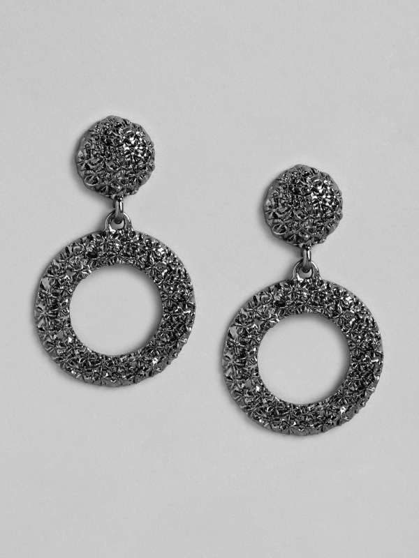 Black metal hanging earrings top