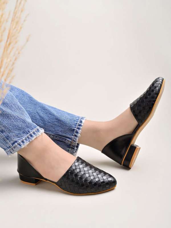 Woman Belli Shoes Skirts Necklace Buy Woman Belli Shoes Skirts Necklace online in India