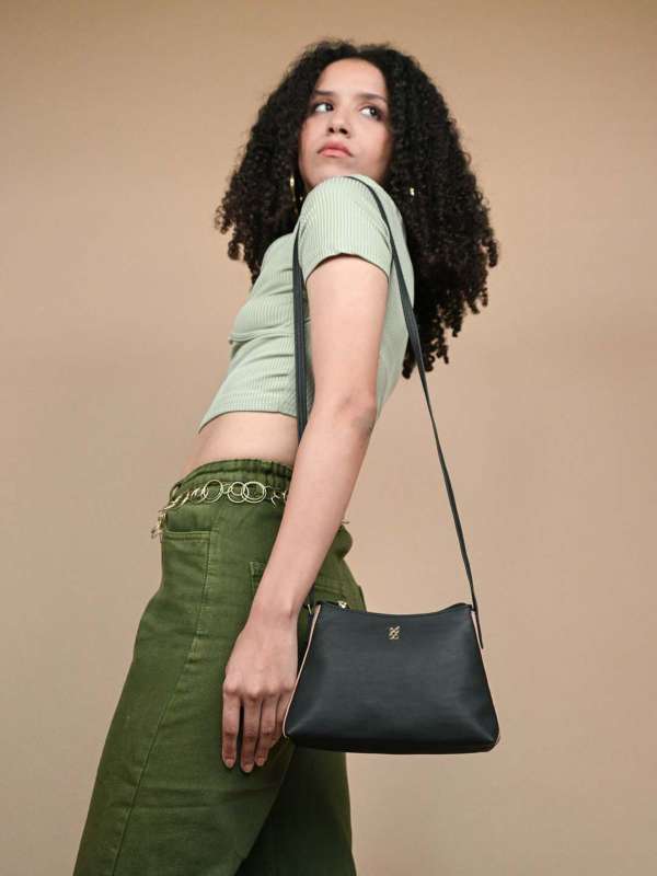 Black sling bag online hot sale
