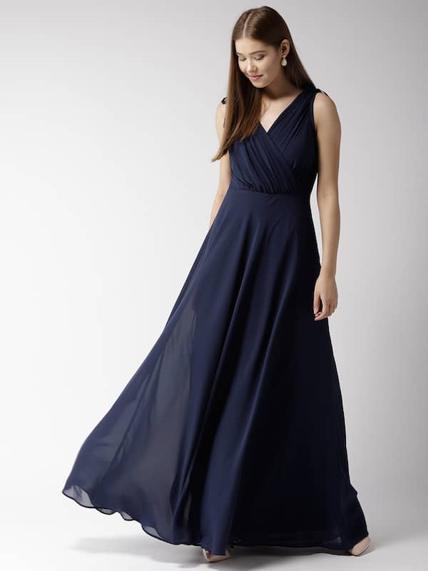 Satin maxi dress with fitted waist and flared sleeves