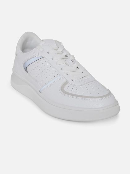 white sneakers sparx