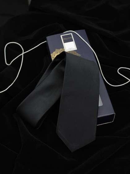 PELUCHE Men Black Solid
                    Broad Tie