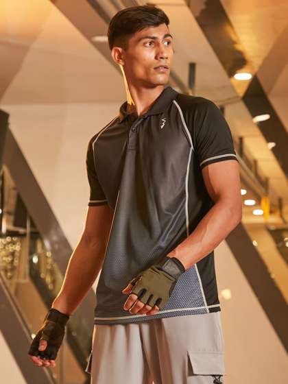 Campus Sutra Men Solid Polo Collar T-shirt