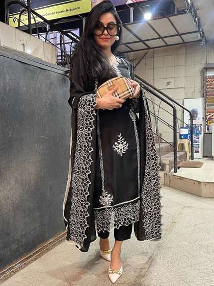 GoSriKi Embroidered Kurta Set
