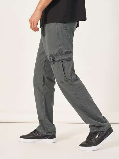 Styli Men Solid Mid-Rise Loose Fit Utility Cargo Jeans
