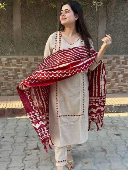KALINI Women Embroidered Kurta