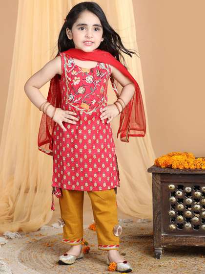 Here&Now X Kinder
                    Kids Girls Floral Printed Round Neck Gotta Patti
                    Pure Cotton Kurta Set
