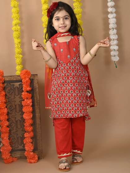 Here&Now X Kinder
                    Kids Girls Ethnic Printed Pure Cotton Kurta With
                    Trouser & Dupatta