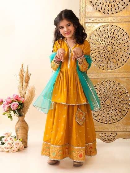 Superminis Girls
                          Floral Printed Mandarin Collar Gotta Patti
                          Blouse & Lehenga & Dupatta