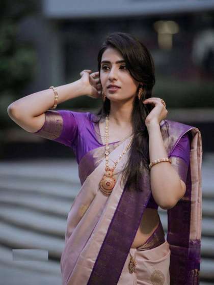 ZILVIRA Woven Design
                        Zari Banarasi Saree
