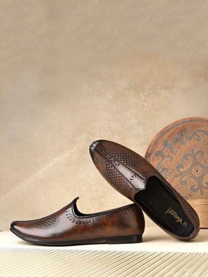 Vellinto Men
                          Pointed Toe Laser Cuts Mojaris