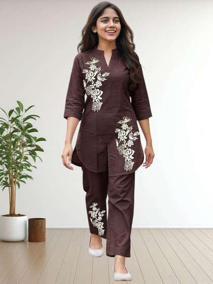 Sevgi Girls Floral
                      Print Mandarin Collar Pure Cotton Kurta &
                      Trouser
