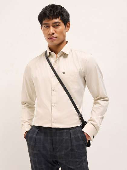THE BEAR HOUSE Men
                        Tailored Fit Solid Spread Collar Formal Shirt