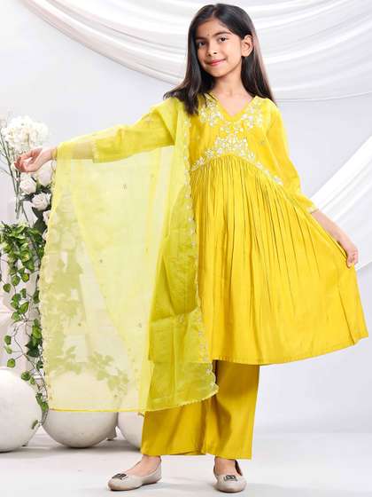 misbis Girls Floral
                      Embroidered Regular Sequinned Kurta with Palazzos
                      & With Dupatta