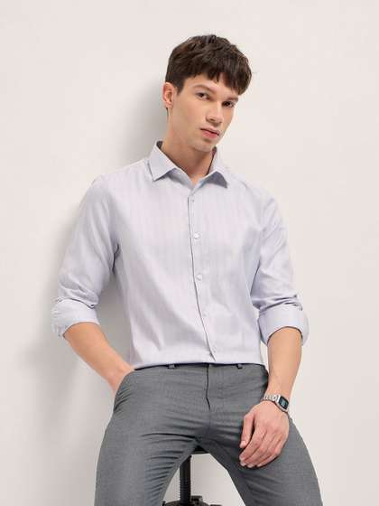 THE BEAR HOUSE Men
                        Vertical Striped Spread Collar Formal Shirt