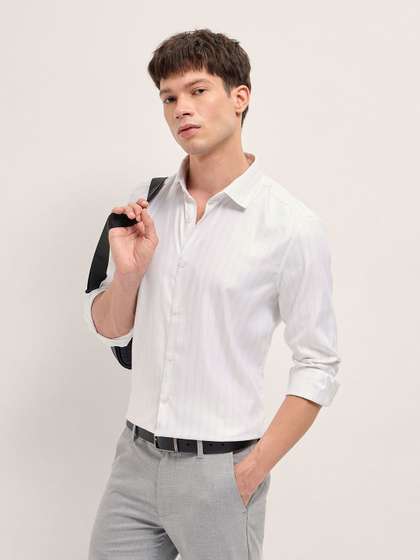 THE BEAR HOUSE Men
                        Tailored Fit Striped Spread Collar Formal Shirt