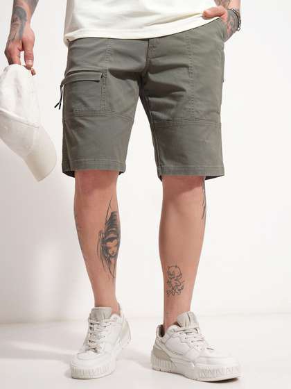 Highlander Men Loose
                      Fit Mid-Rise Cargo Shorts