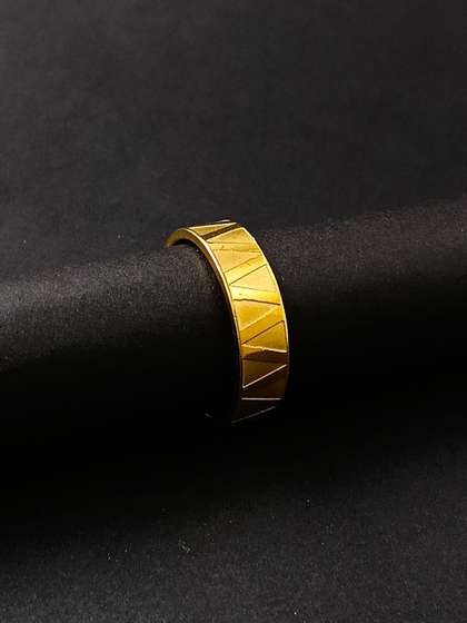 Saizen Men Gold-Plated
                    Finger Ring
