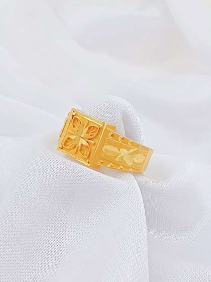 Saizen Men Gold-Plated
                    Stainless Steel Royal Petal Crest Textured Chillai
                    Work Finger Ring