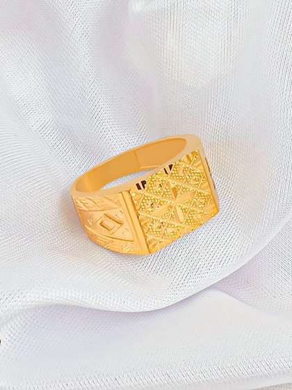 Saizen Men Gold-Plated
                    Stainless Steel Royal Edge Chillai Work Finger Ring