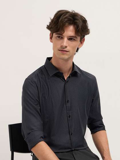 THE BEAR HOUSE Men
                          Tailored Fit Vertical Striped Spread Collar
                          Formal Shirt