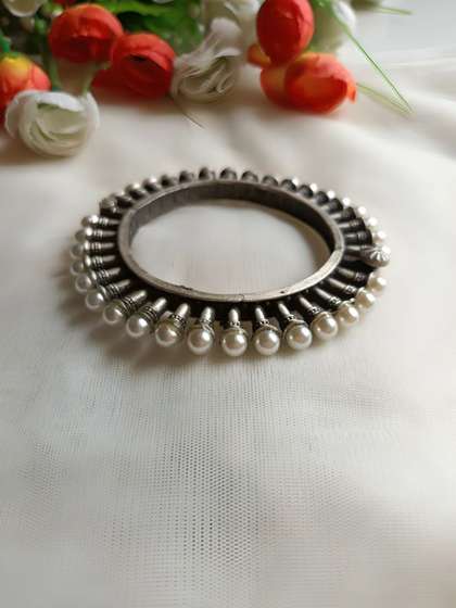 Sangria
                        Silver-Plated Pearls Beaded Kada