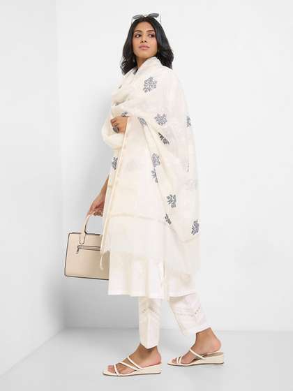 RANGMANCH BY
                          PANTALOONS Embroidered Dupatta