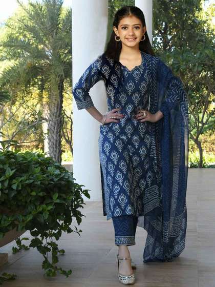 Vetrokart Girls Ethnic
                      Motifs Printed Regular Kurta & Trousers With
                      Dupatta
