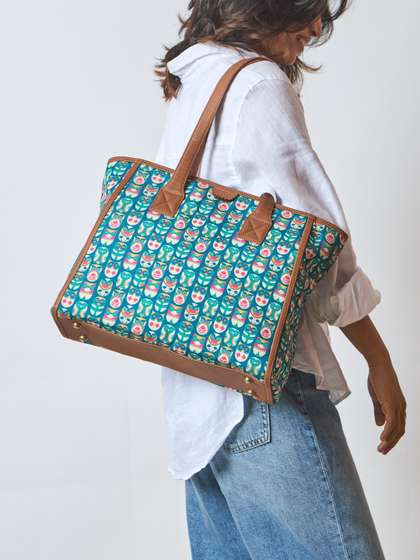 TEAL BY CHUMBAK Floral Bucket Tote Bag