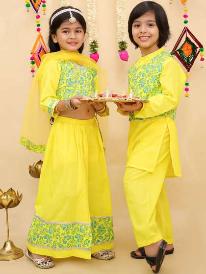 JUNITOS Girls
                          Printed Foil Print Ready to Wear Lehenga &
                          Blouse With Dupatta