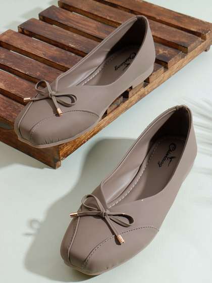 CHINRAAG Women
                        Mojaris Flats