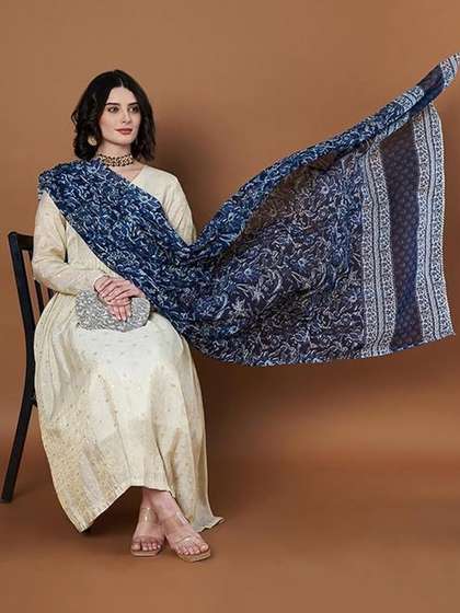 AKSHADEEP Women
                        Jaipur Block Print Pure Cotton Block Print
                        Dupatta with Gotta Patti