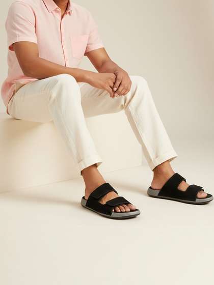 Walkaroo Men Comfort
                        Sandals