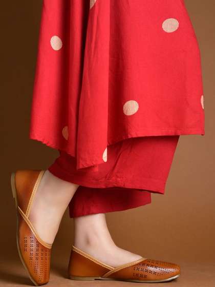 SZN Women Textured
                        Mojari Flats