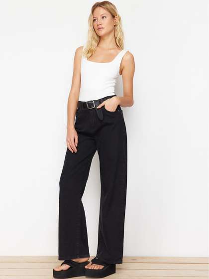 Trendyol Square
                          Neck Sleeveless Bodysuit
