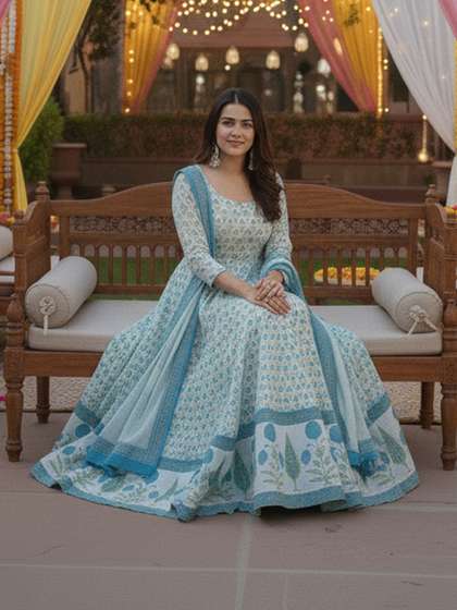 Aaghnya Women Floral
                        Printed Regular Kurta with Trousers & With
                        Dupatta