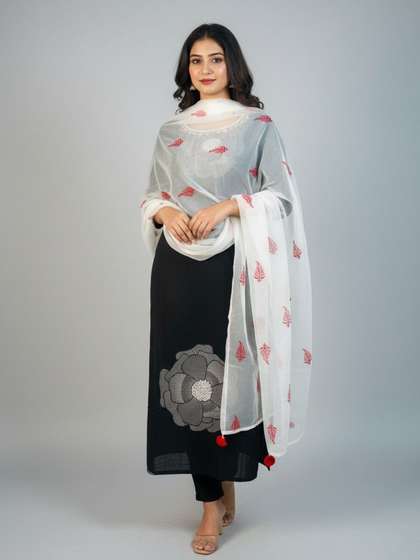 Sangria Floral
                        Embroidered Cotton Dupatta With Thread Work