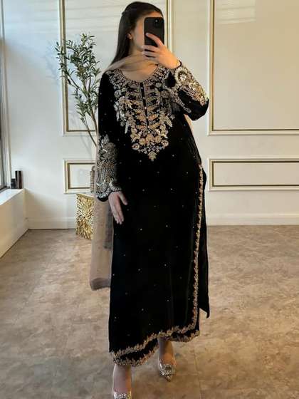 SUPPAR SLEAVE Women
                        Ethnic Motifs Embroidered Regular Kurta with
                        Trousers & With Dupatta