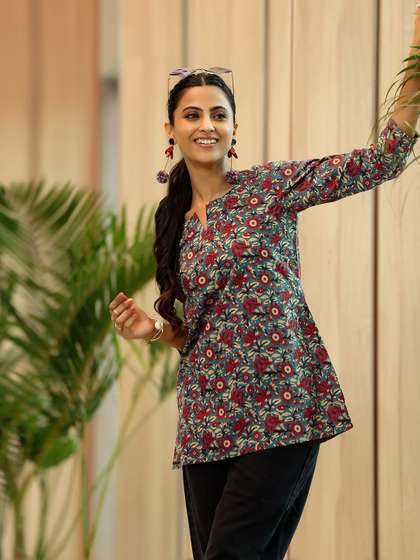 Libas Women Floral
                          Printed Notched Neck Straight Kurti