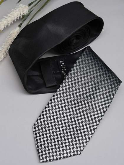 Van Heusen Men
                    Embroidered Party Tie