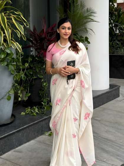 STAVA CREATION
                        Floral Printed Pure Linen Saree With Unstiched
                        Blouse Piece