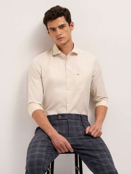 THE BEAR HOUSE Men
                        Solid Tailored Fit Shirts