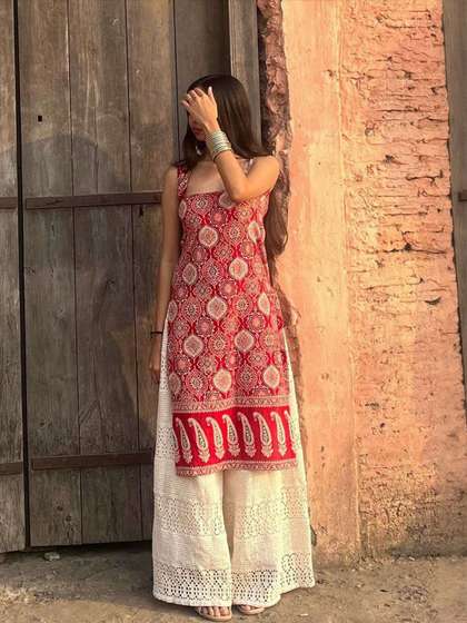 Aaghnya Women
                        Paisley Printed Square Neck Kurta