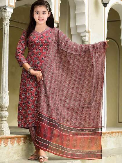 Vetrokart Girls Ethnic
                    Motifs Printed Straight Kurta with Patiala &
                    Dupatta