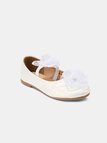 Pantaloons Junior
                        Girls Textured Round Toe Mary Janes