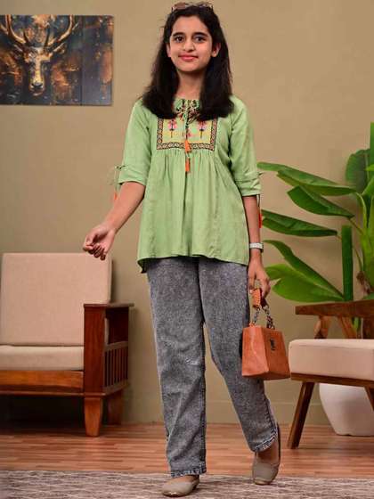 DMP FASHION Floral
                    Embroidered Cotton Top
